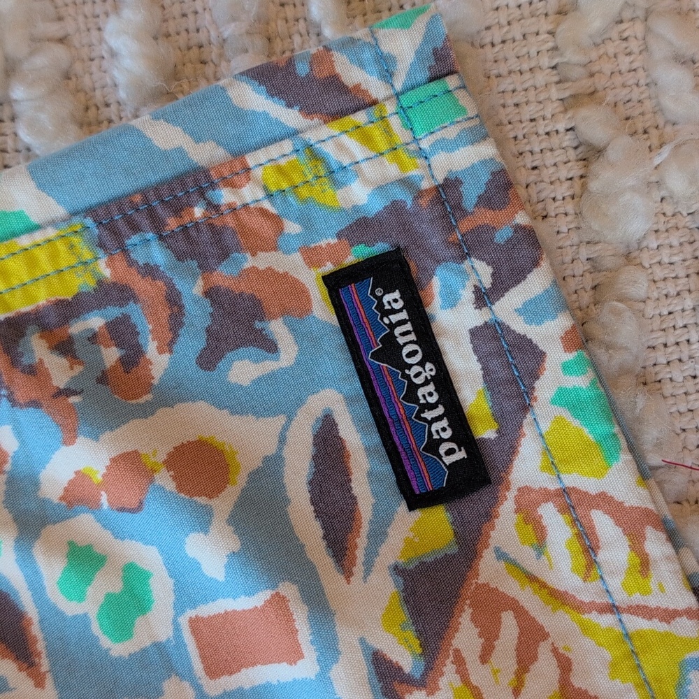 Patagonia Women's Funhoggers Patterned Pastel XL Shorts 4" Inseam Lago Blue NWT